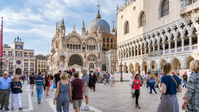 Image of Venice with tourists
